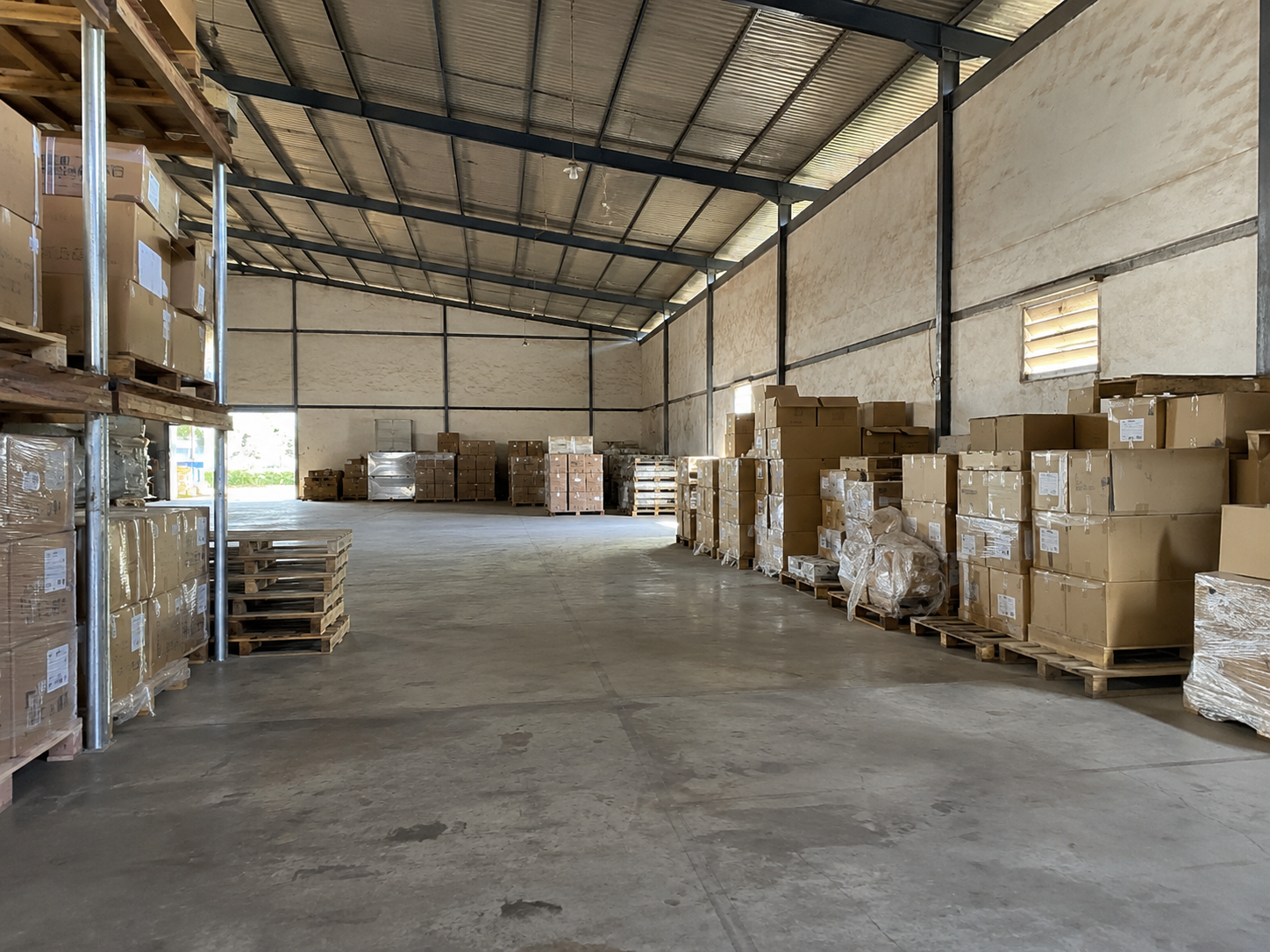 dératisation dans un entrepôt à Dakar par Sawara Entreprise