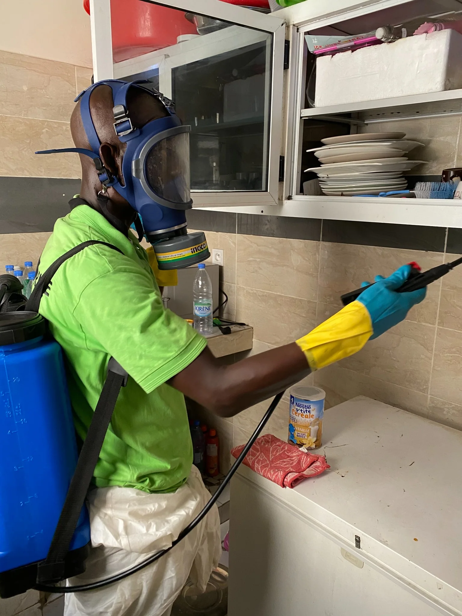 intervention de désinsectisation professionnelle dans une cuisine à Dakar par Sawara Entreprise