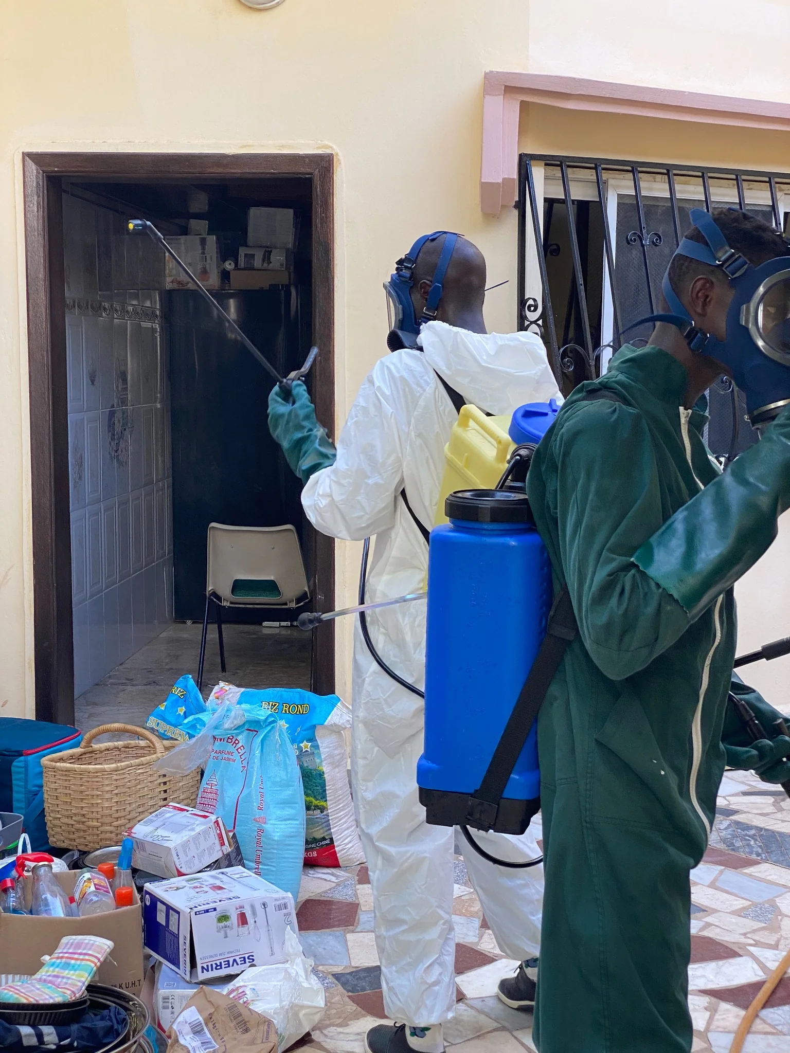 équipe Sawara Entreprise en intervention de désinsectisation avec pulvérisateurs au Sénégal