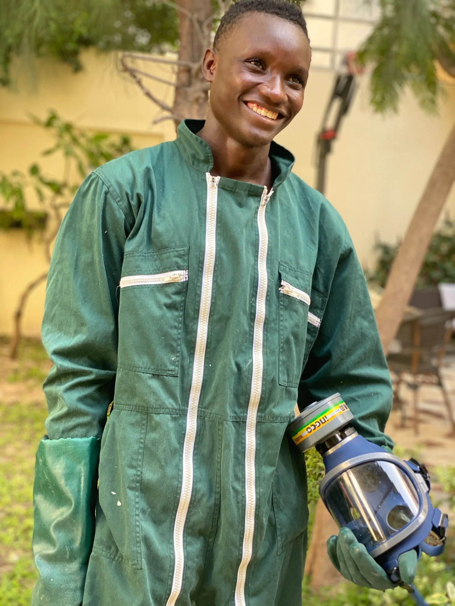 technicien Sawara Entreprise en tenue professionnelle, désinsectisation au Sénégal