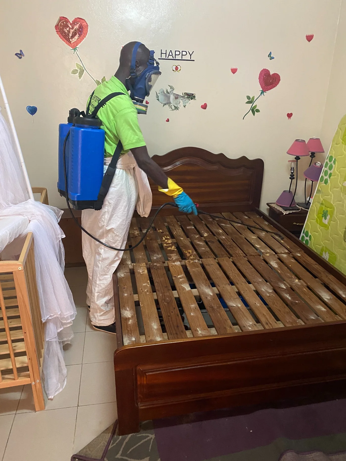 intervention Sawara contre les punaises de lit dans une chambre à Dakar