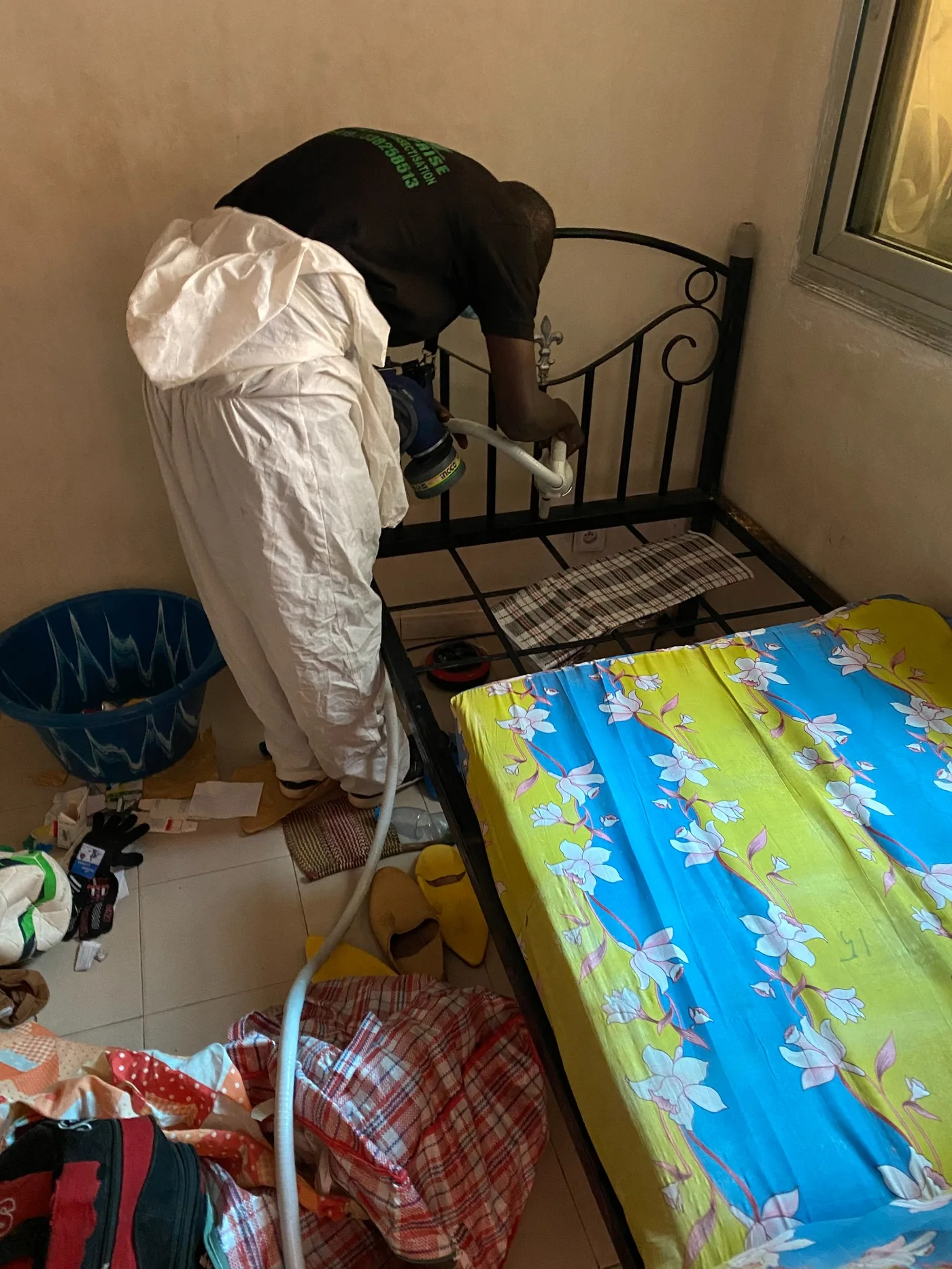 traitement professionnel des punaises de lit sur un cadre de lit à Dakar