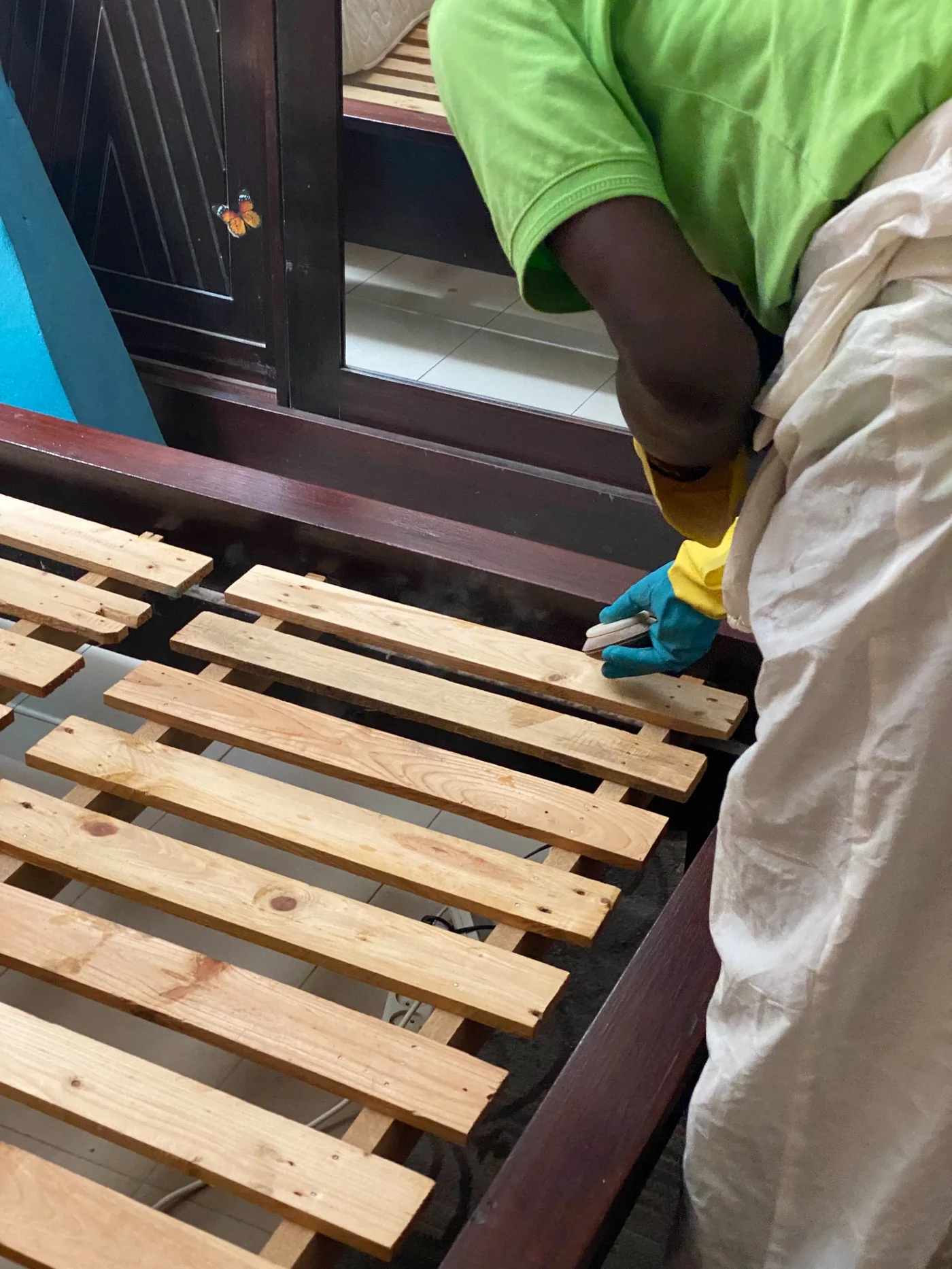 traitement des punaises de lit sur un sommier par Sawara à Dakar